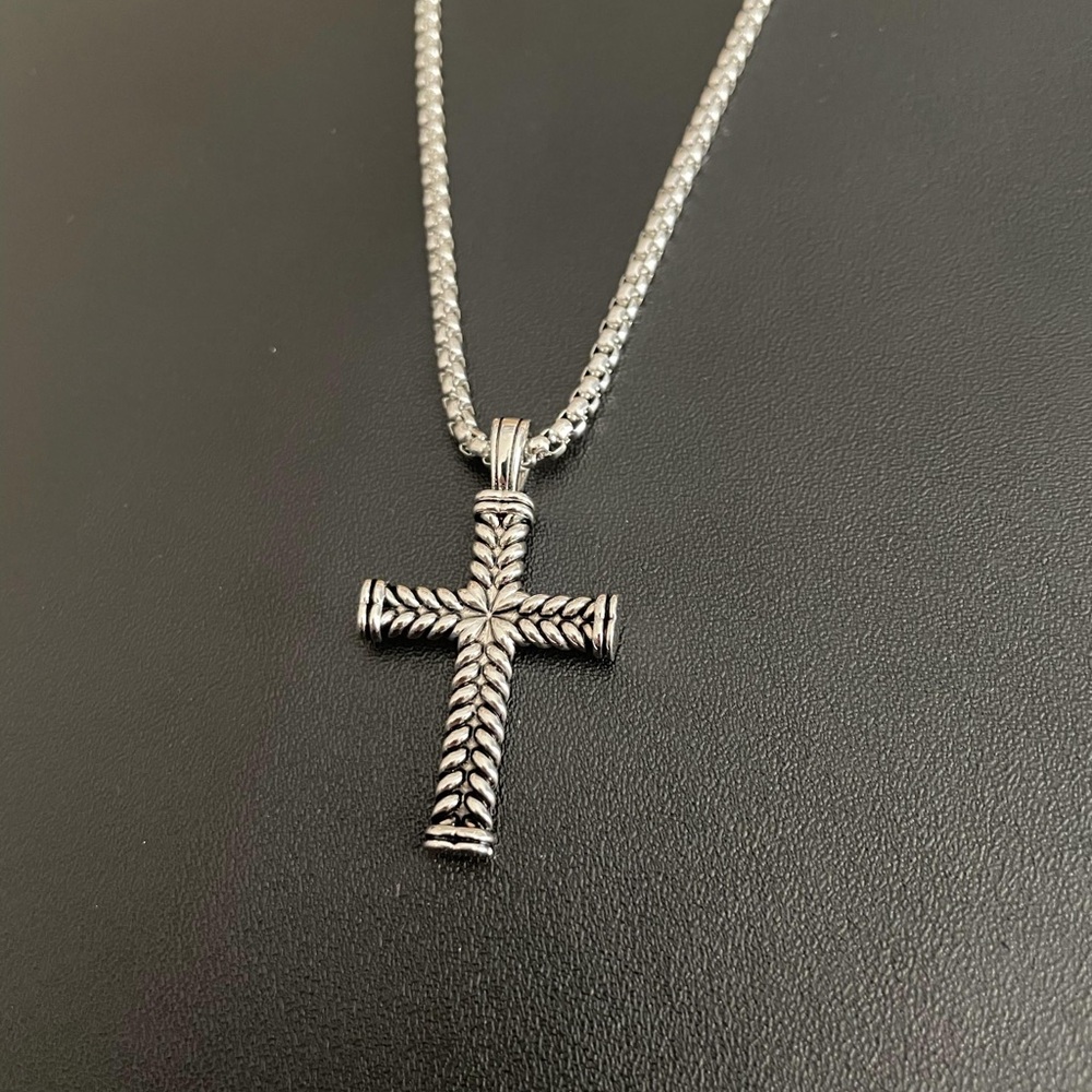 DAVID YURMAN CHEVRON CROSS NECKLACE IN STERLING SILVER Women's and Men'sNecklace